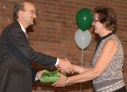 Laurie Phillips receiving award