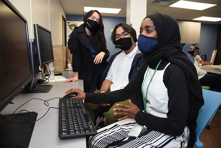 students working at computer in the step lab